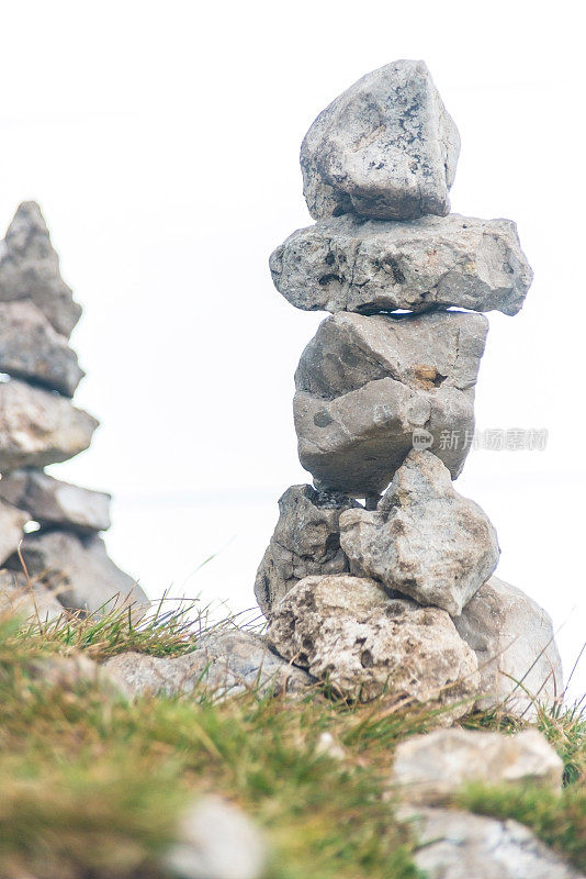 石堆小塔在草地- kleiner Steinturm